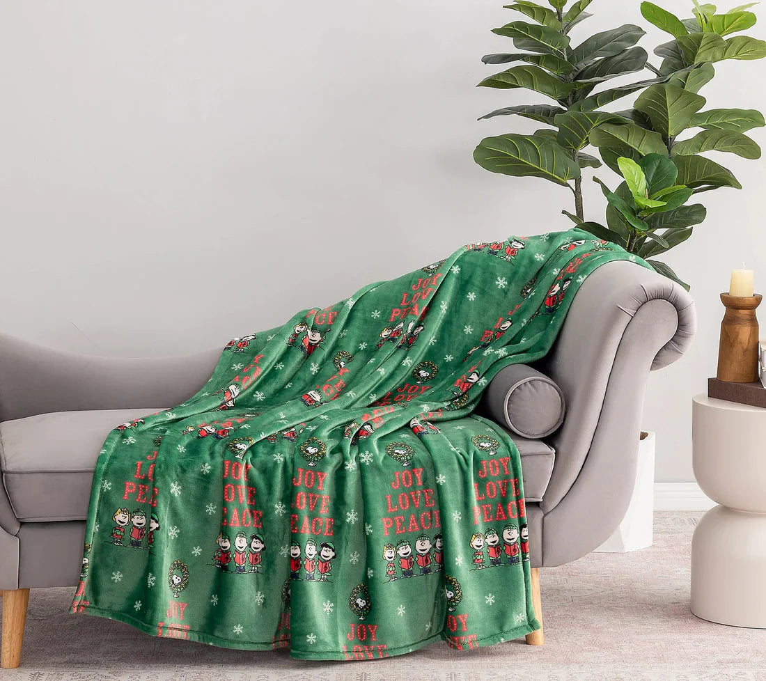 Peanuts Holiday Plush Throw Blanket