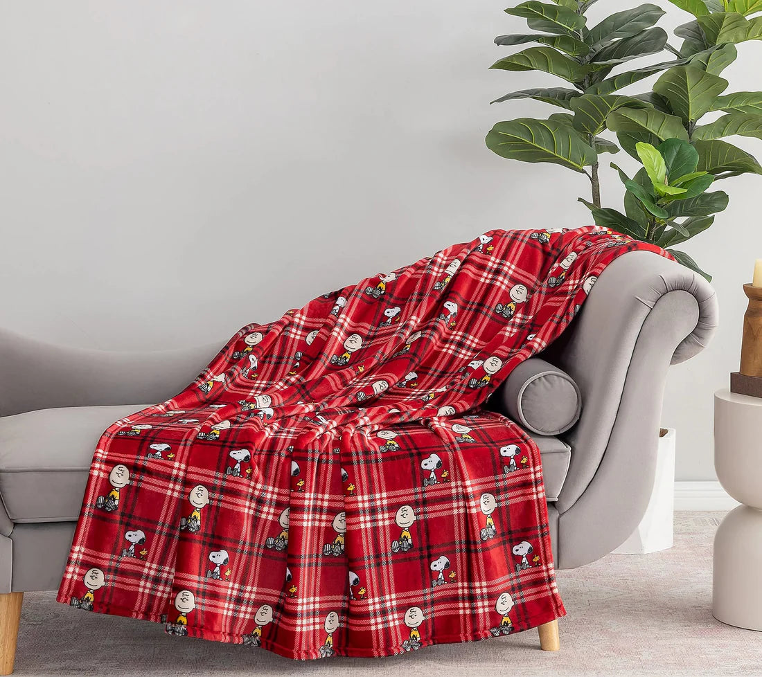 Peanuts Holiday Plush Throw Blanket
